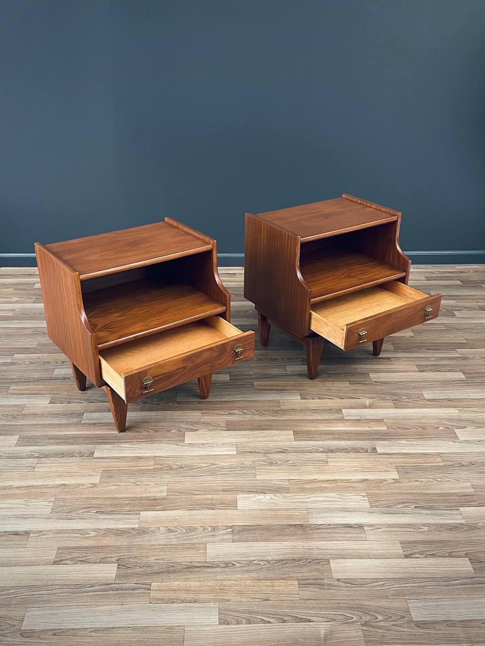 Walnut Newly Refinished - Pair of Mid-Century Modern Sculpted Night Stands by Stanley For Sale