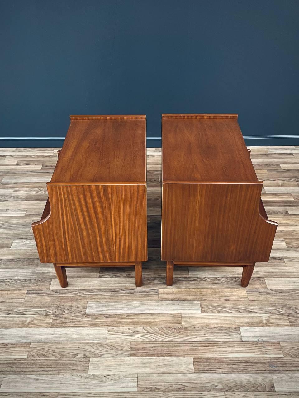 Newly Refinished - Pair of Mid-Century Modern Sculpted Night Stands by Stanley For Sale 1