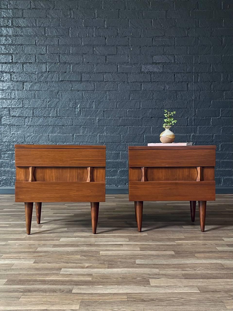 Condit: Rifinito con perizia 

Con oltre 15 anni di esperienza, il nostro laboratorio ha seguito un attento processo di restauro, mettendo in mostra la nostra passione e la nostra creatività per gli am designs vintage che possono essere integrati