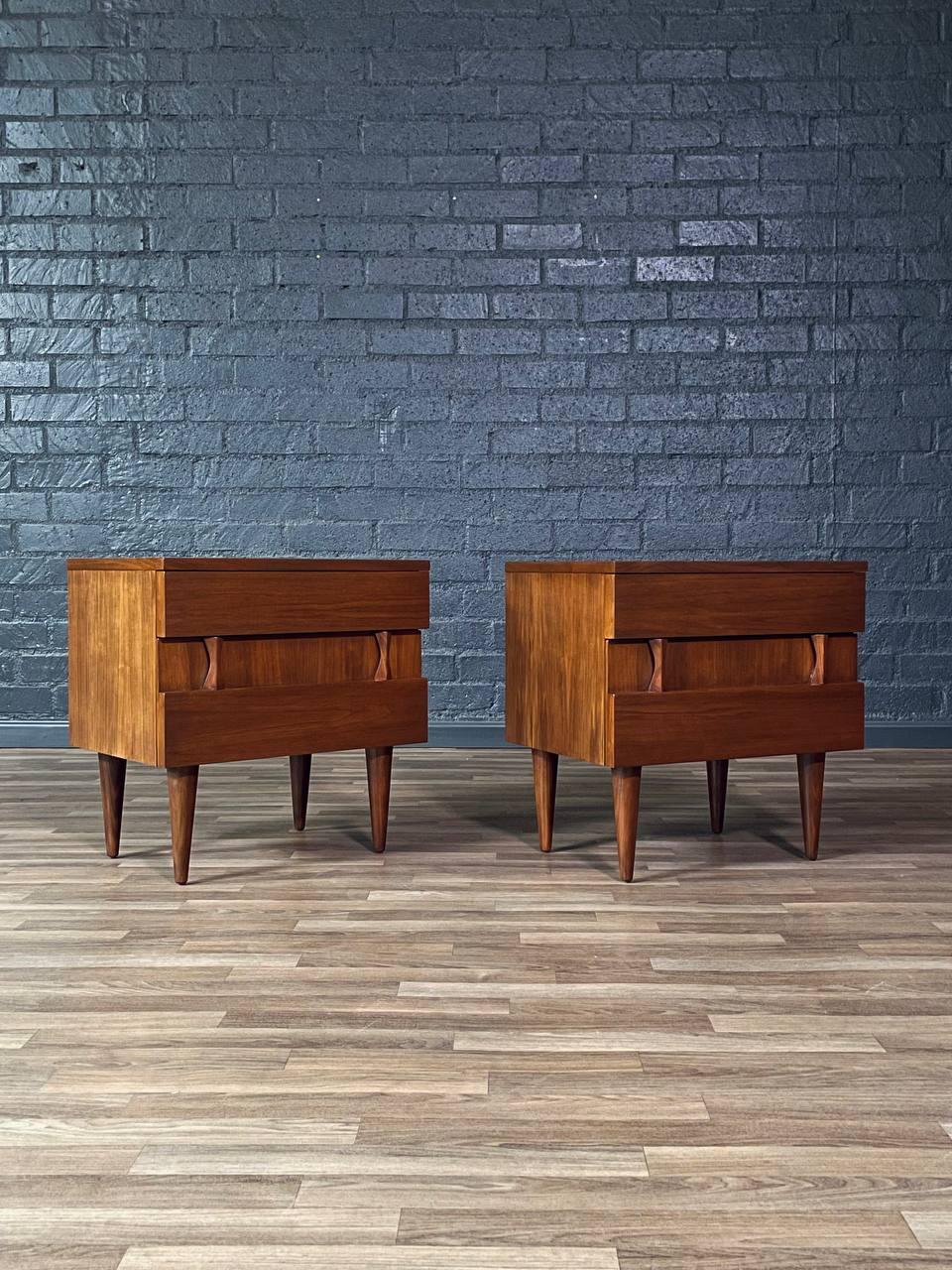 Mid-Century moderno Appena rifinito - Coppia di comodini scolpiti in stile Mid-Century Modern in vendita