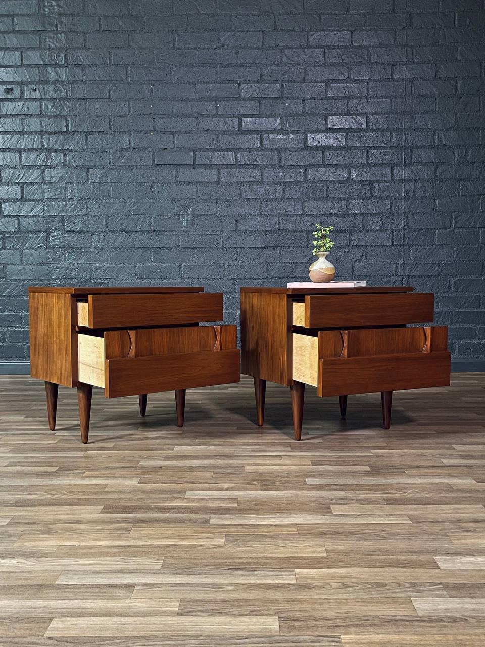 Americano Appena rifinito - Coppia di comodini scolpiti in stile Mid-Century Modern in vendita