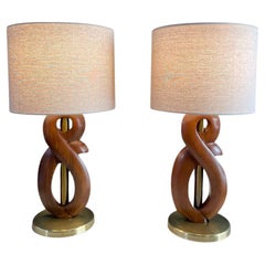 Paire de lampes de table en noyer sculpté et laiton de style The Modernity