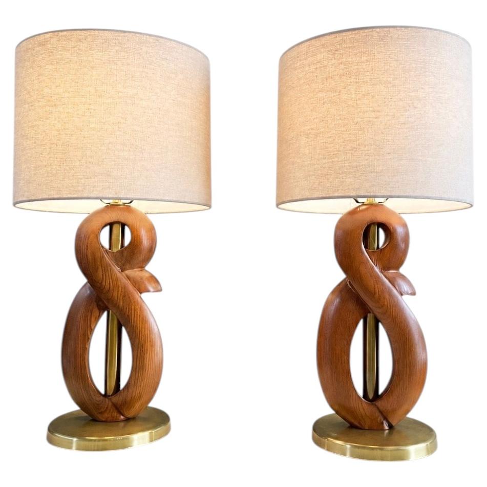 Paire de lampes de table en noyer sculpté et laiton de style The Modernity