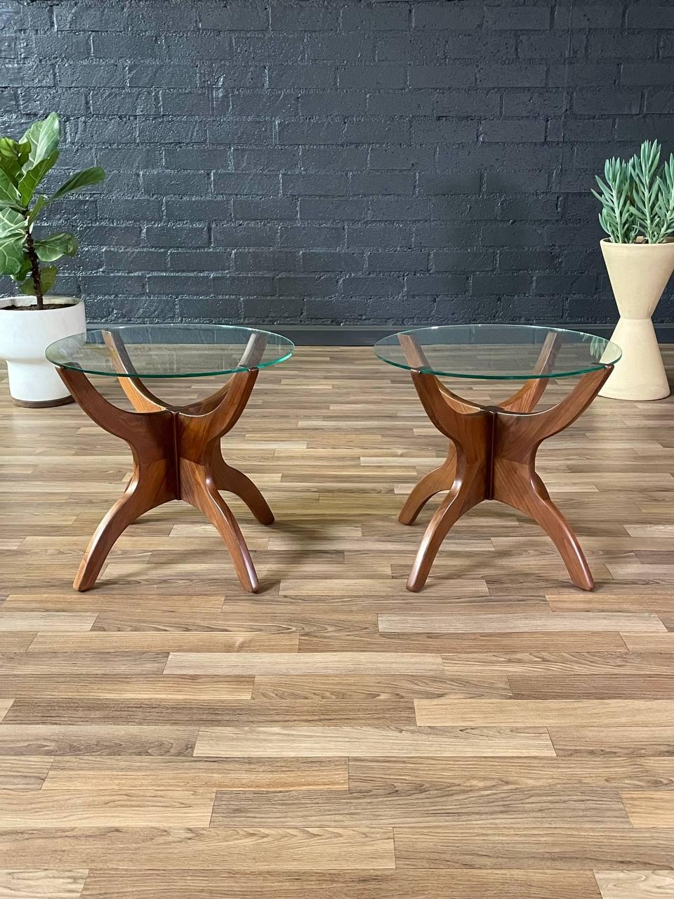 Recién Acabadas -Pareja de Mesas Auxiliares Esculpidas Modernas de Mitad de Siglo de Nogal y Cristal en Excelente estado para la venta en Los Angeles, CA