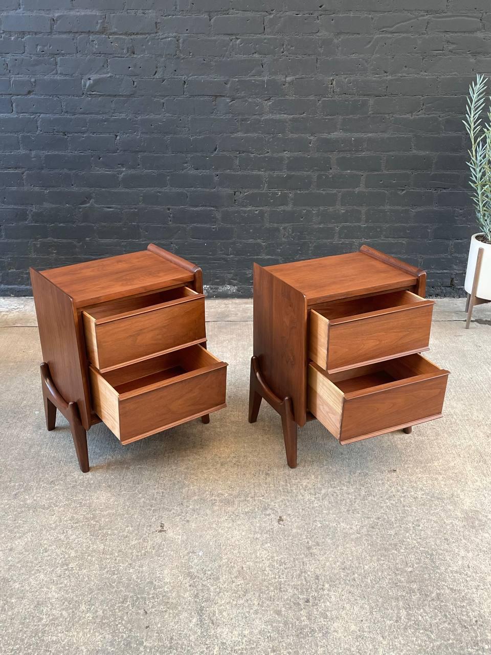 Newly Refinished - Pair of Mid-Century Modern Sculpted Walnut Night Stands In Excellent Condition In Los Angeles, CA