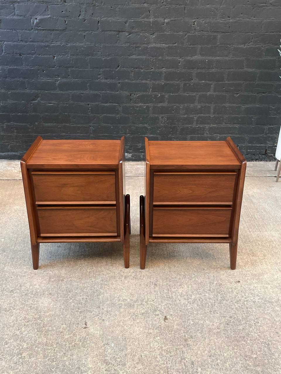 Mid-20th Century Newly Refinished - Pair of Mid-Century Modern Sculpted Walnut Night Stands