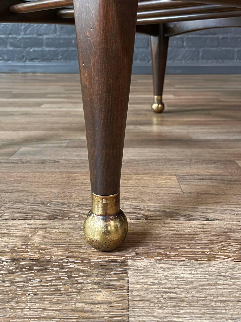 Paire de tables d'appoint modernes du milieu du siècle avec étagères pour revues, nouvellement repeintes en vente 3