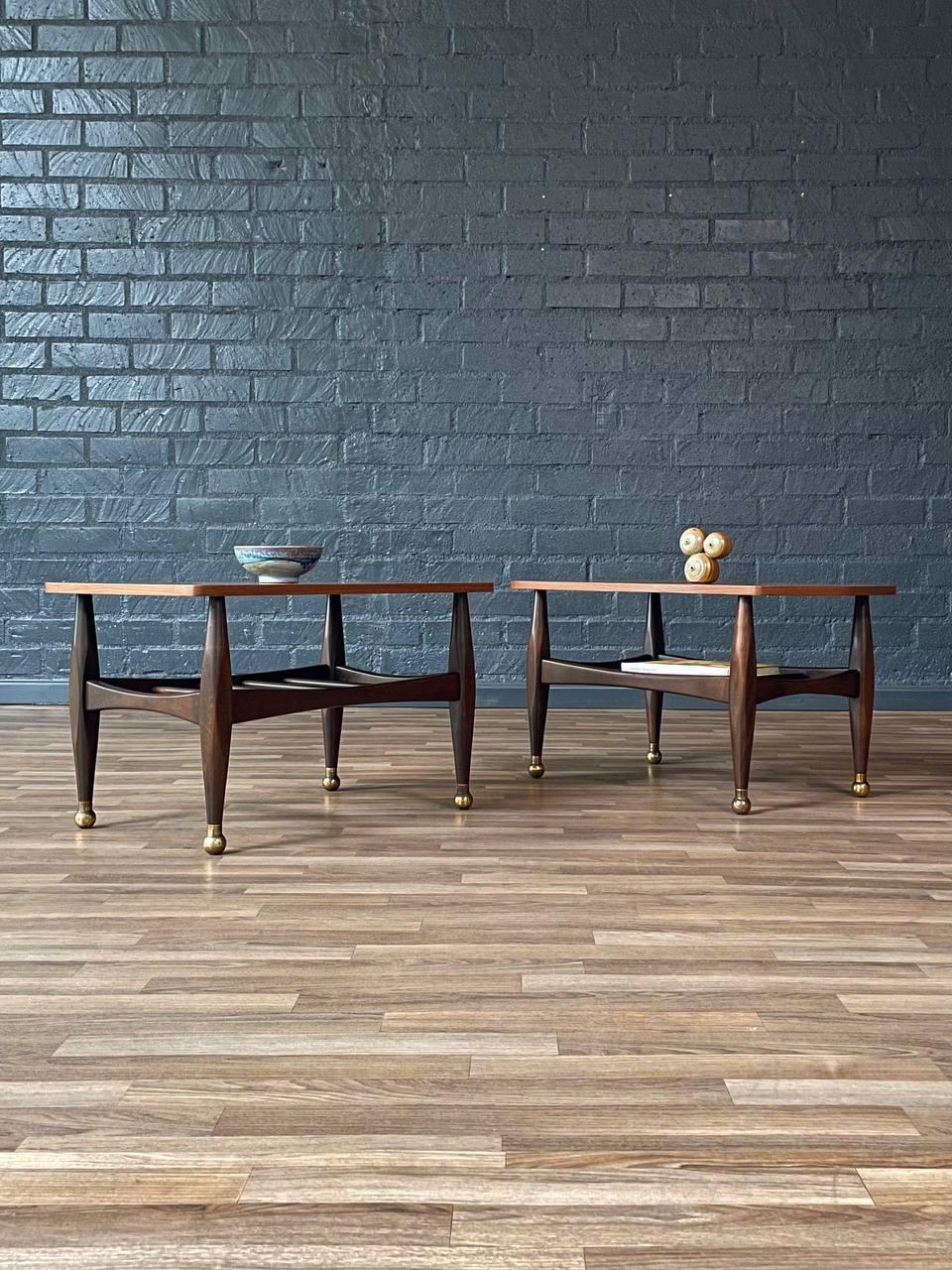 Mid-Century Modern Paire de tables d'appoint modernes du milieu du siècle avec étagères pour revues, nouvellement repeintes en vente