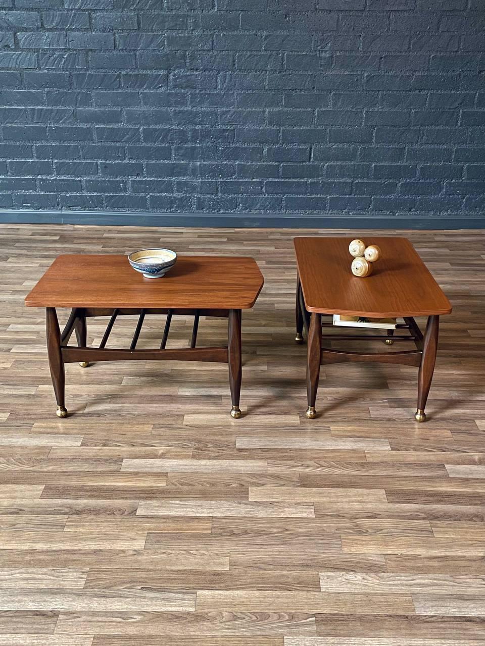 Américain Paire de tables d'appoint modernes du milieu du siècle avec étagères pour revues, nouvellement repeintes en vente