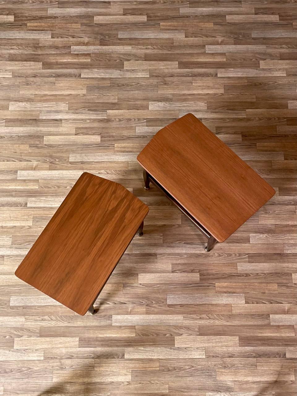 Paire de tables d'appoint modernes du milieu du siècle avec étagères pour revues, nouvellement repeintes Excellent état - En vente à Los Angeles, CA