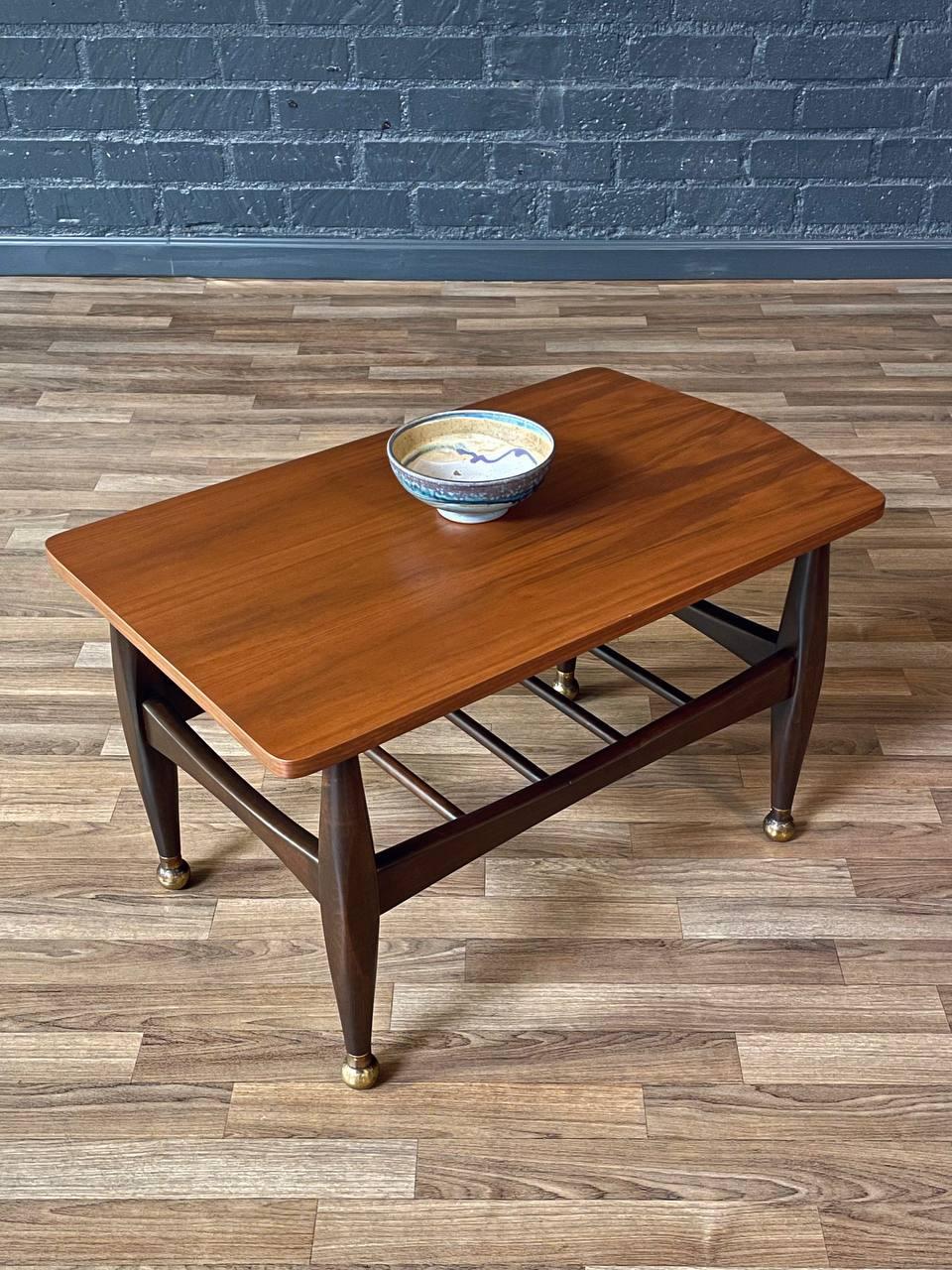 Milieu du XXe siècle Paire de tables d'appoint modernes du milieu du siècle avec étagères pour revues, nouvellement repeintes en vente