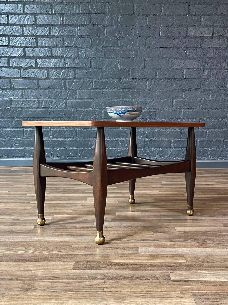 Laiton Paire de tables d'appoint modernes du milieu du siècle avec étagères pour revues, nouvellement repeintes en vente