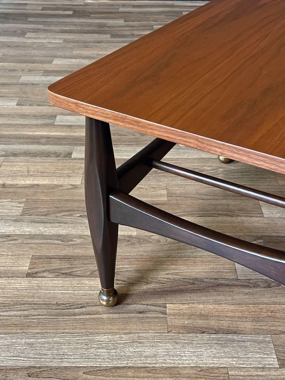 Paire de tables d'appoint modernes du milieu du siècle avec étagères pour revues, nouvellement repeintes en vente 1