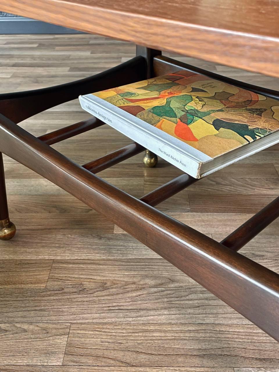 Paire de tables d'appoint modernes du milieu du siècle avec étagères pour revues, nouvellement repeintes en vente 2