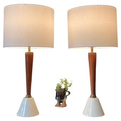 Paire de lampes de table fuselées en céramique et en noyer de style Modernity