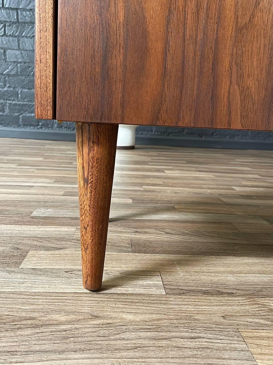 Newly Refinished - Pair of Mid-Century Modern “Trimline” Walnut Night Stands In Excellent Condition In Los Angeles, CA