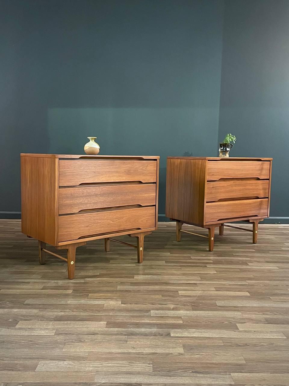 With over 15 years of experience, our workshop has followed a careful process of restoration, showcasing our passion and creativity for vintage designs that can seamlessly be incorporated with many interior decors. Enjoy! :)
