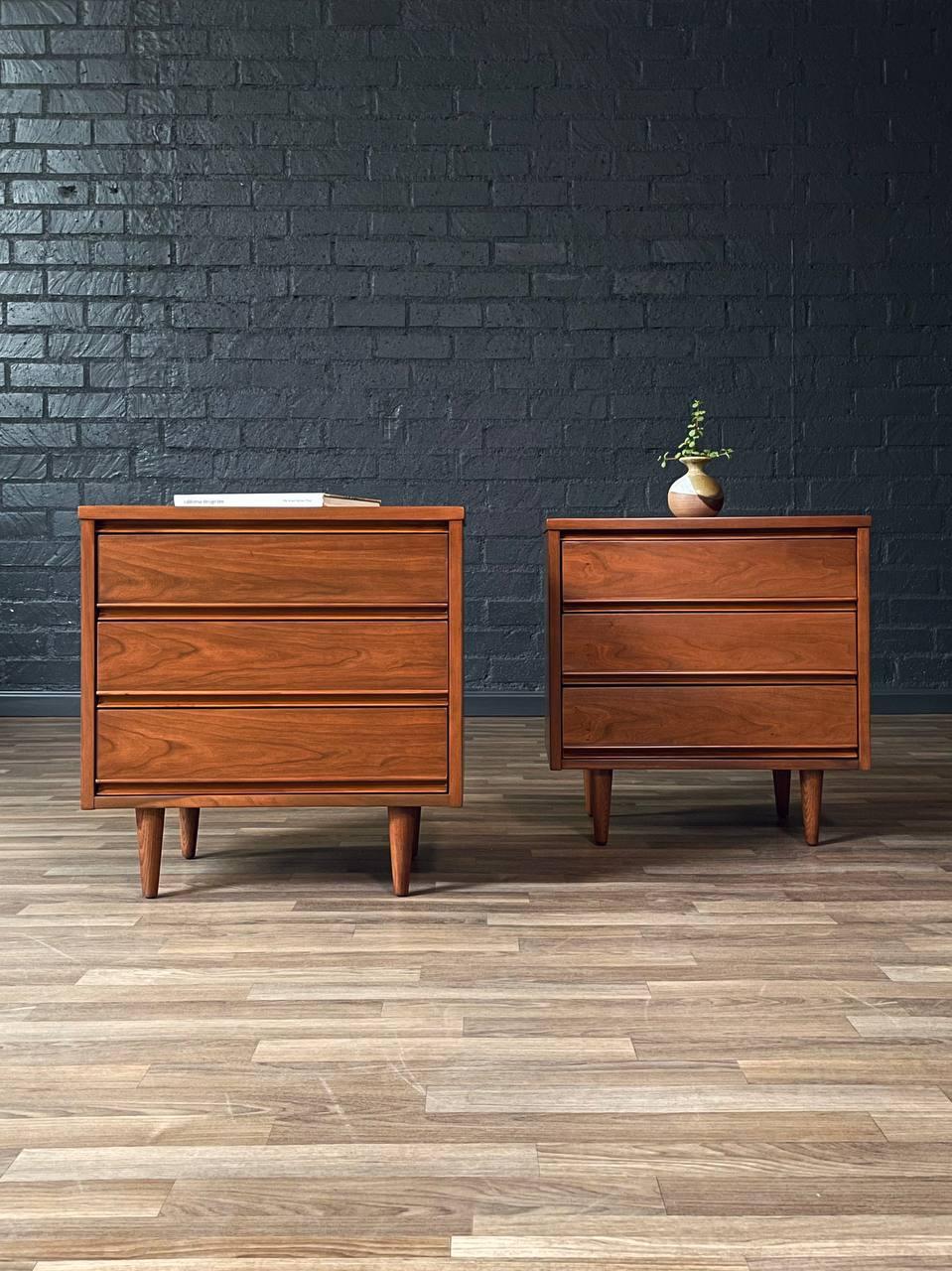 Recién acabadas - Pareja de mesillas de noche modernas de mediados de siglo en nogal de Dixie en Excelente estado para la venta en Los Angeles, CA