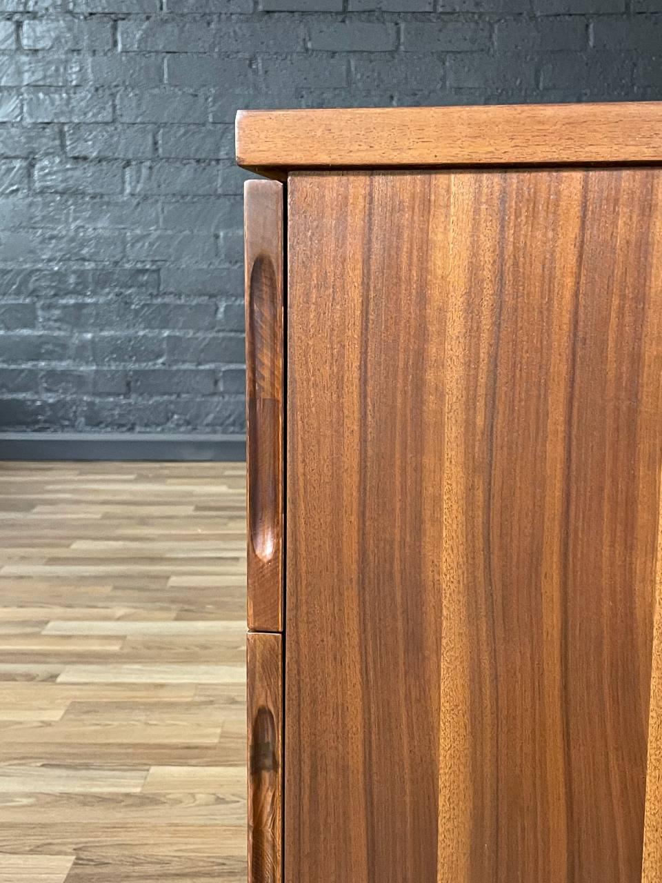 Newly Refinished - Pair of Mid-Century Modern Walnut Night Stands For Sale 5