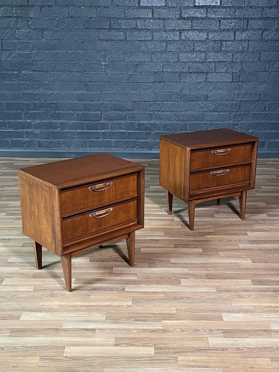 Mid-Century moderno Appena rifinito - Coppia di comodini moderni in noce del Medioevo in vendita