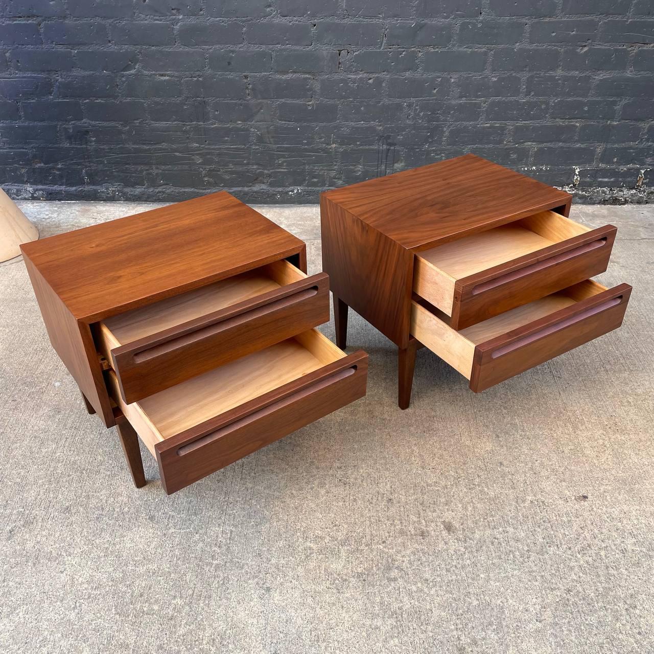 Newly Refinished -  Pair of Mid-Century Modern Walnut Night Stands  In Excellent Condition For Sale In Los Angeles, CA