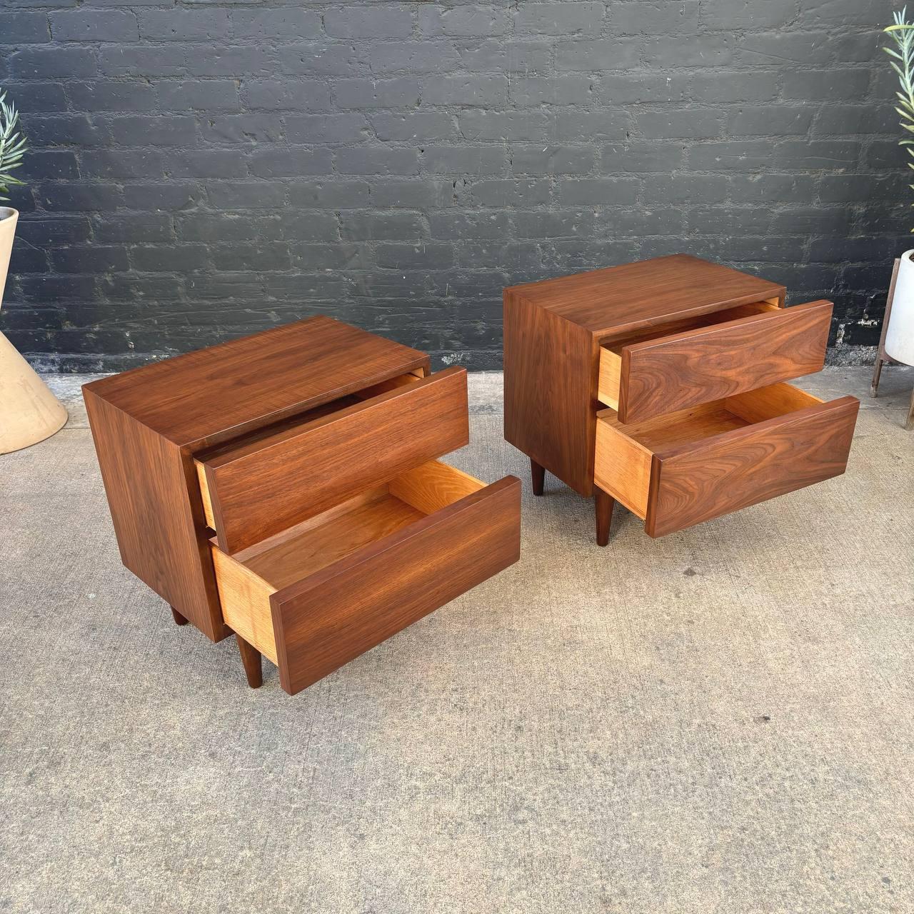 Newly Refinished - Pair of Mid-Century Modern Walnut Night Stands In Excellent Condition In Los Angeles, CA