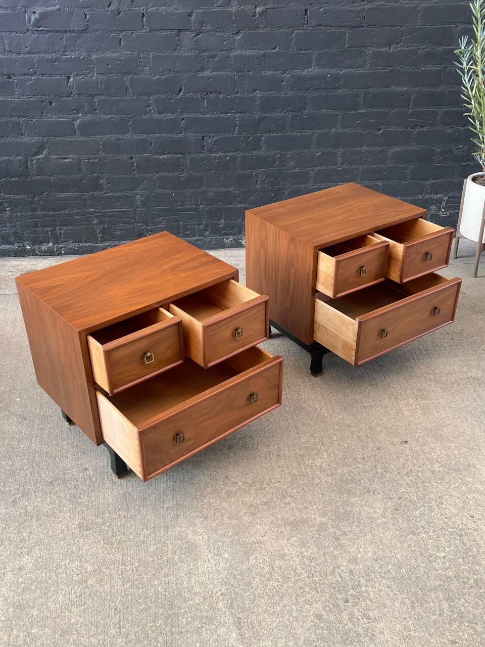 Newly Refinished - Pair of Mid-Century Modern Walnut Night Stands  In Excellent Condition In Los Angeles, CA