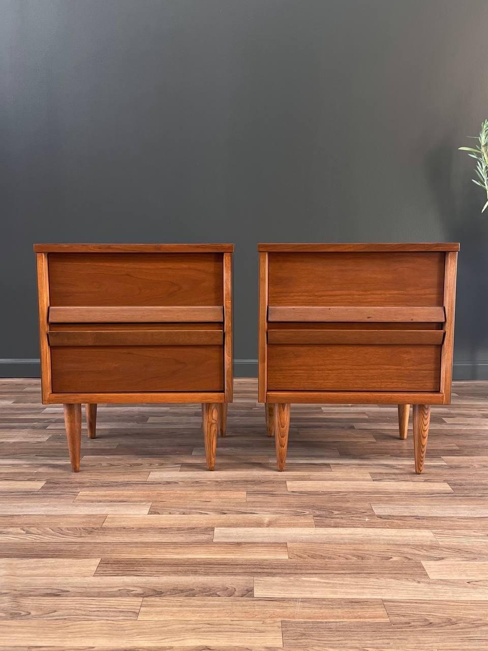 Newly Refinished - Pair of Mid-Century Modern Walnut Night Stands  In Excellent Condition For Sale In Los Angeles, CA
