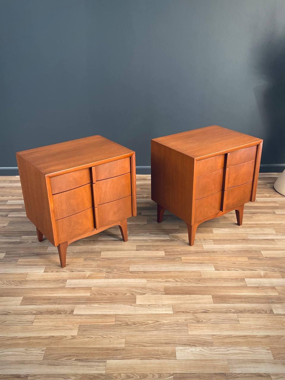 Newly Refinished - Pair of Mid-Century Modern Walnut Night Stands  In Excellent Condition For Sale In Los Angeles, CA