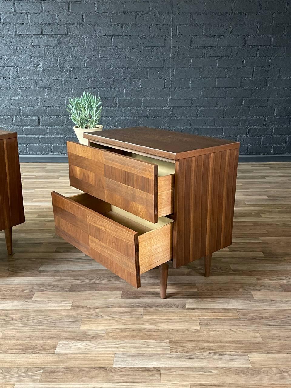 Newly Refinished - Pair of Mid-Century Modern Walnut Night Stands In Excellent Condition For Sale In Los Angeles, CA
