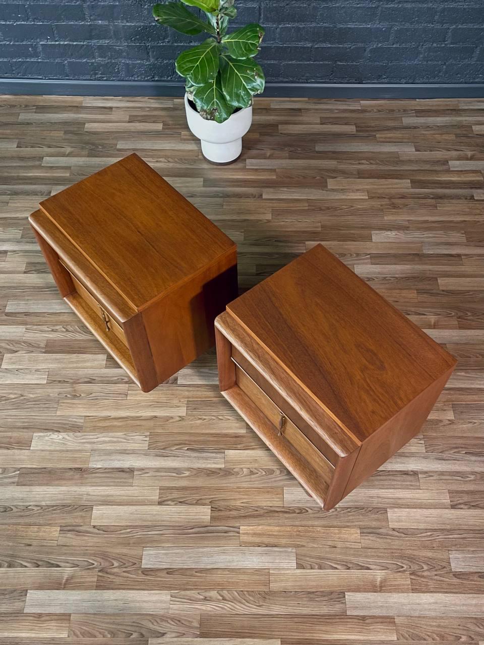 Newly Refinished - Pair of Mid-Century Modern Walnut Night Stands In Excellent Condition For Sale In Los Angeles, CA