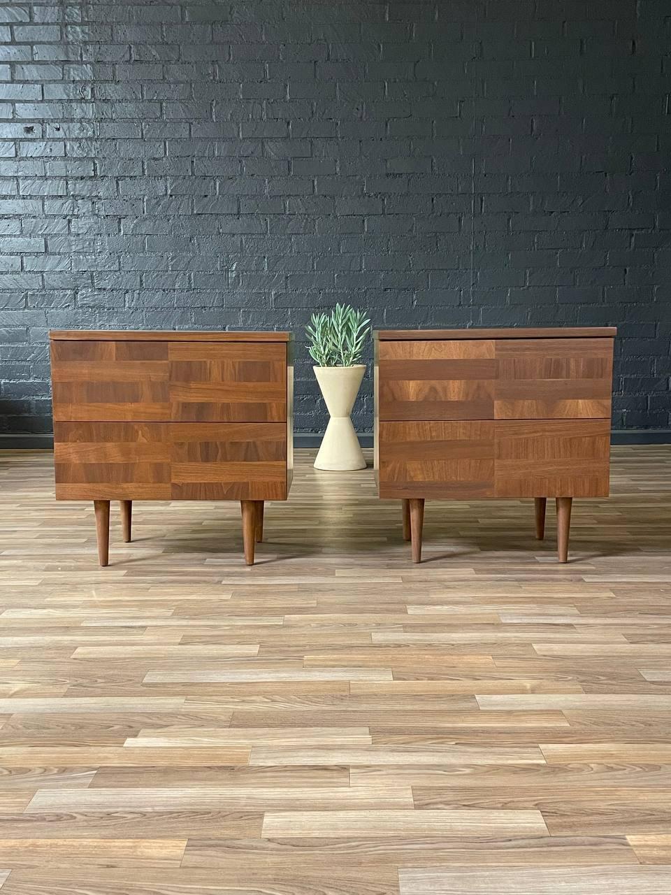 Newly Refinished - Pair of Mid-Century Modern Walnut Night Stands For Sale 1