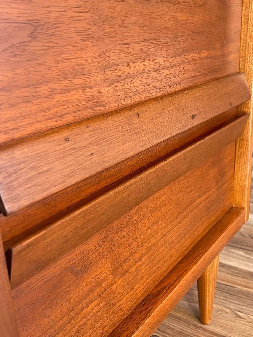 Newly Refinished - Pair of Mid-Century Modern Walnut Night Stands  For Sale 2