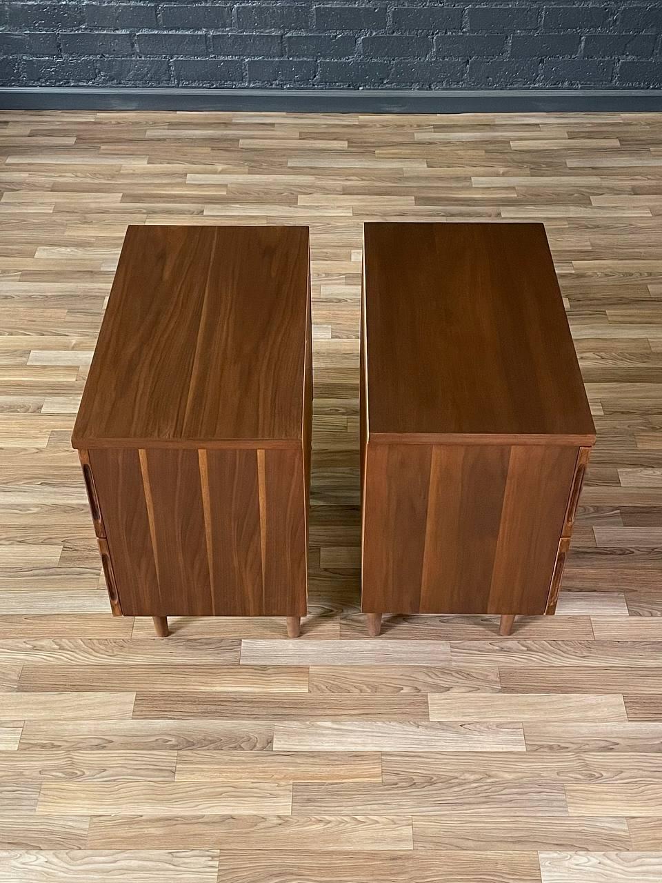 Newly Refinished - Pair of Mid-Century Modern Walnut Night Stands For Sale 2