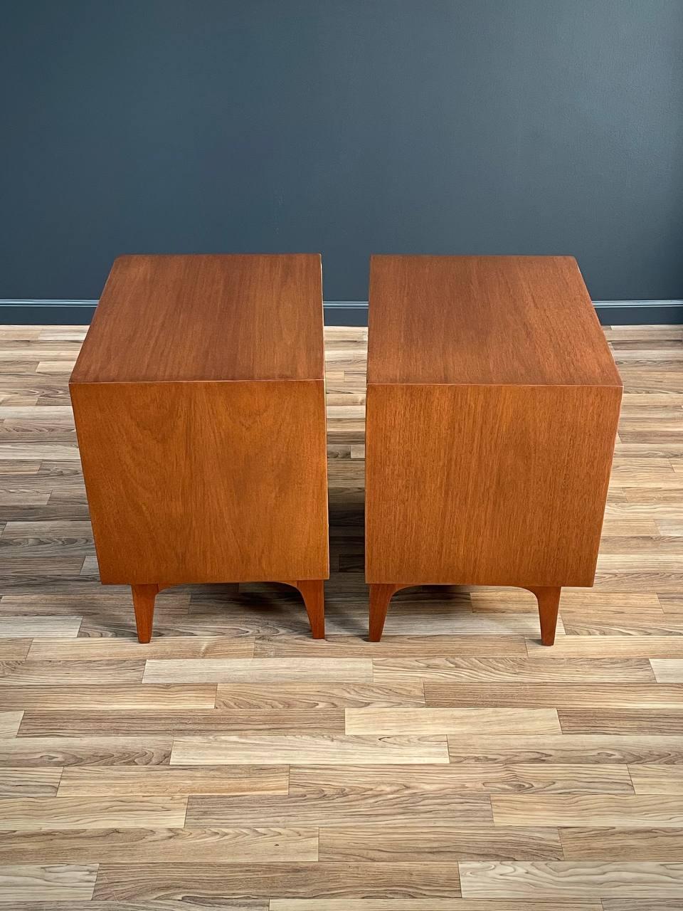 Newly Refinished - Pair of Mid-Century Modern Walnut Night Stands  For Sale 3