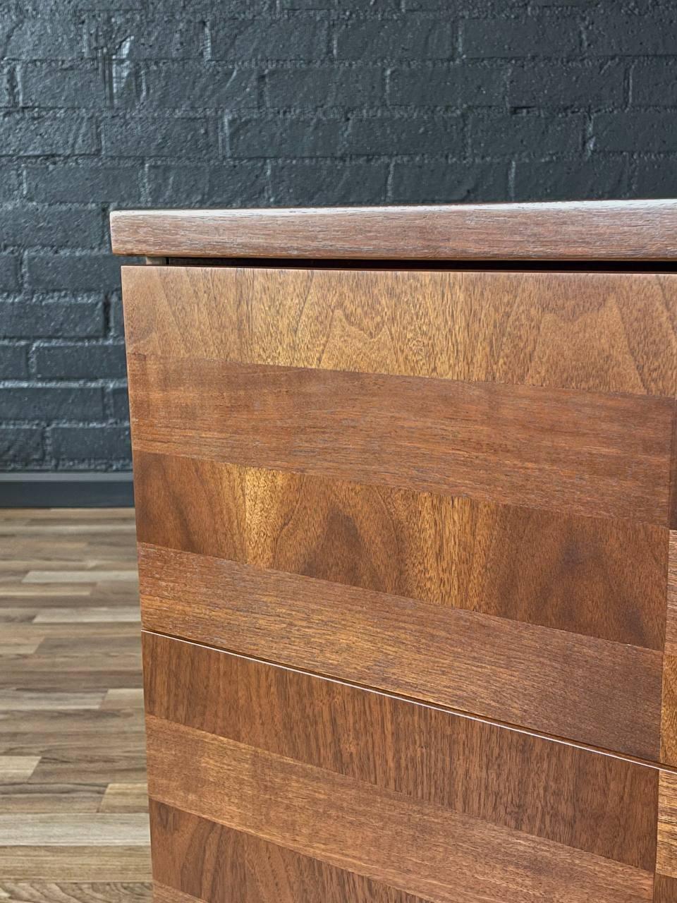 Newly Refinished - Pair of Mid-Century Modern Walnut Night Stands For Sale 3