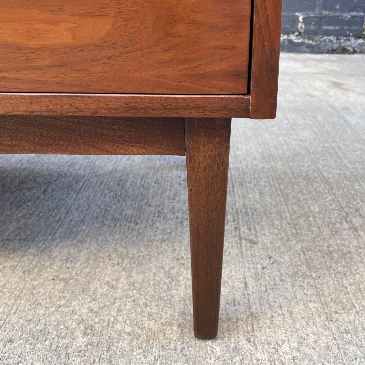 Newly Refinished -  Pair of Mid-Century Modern Walnut Night Stands  For Sale 4