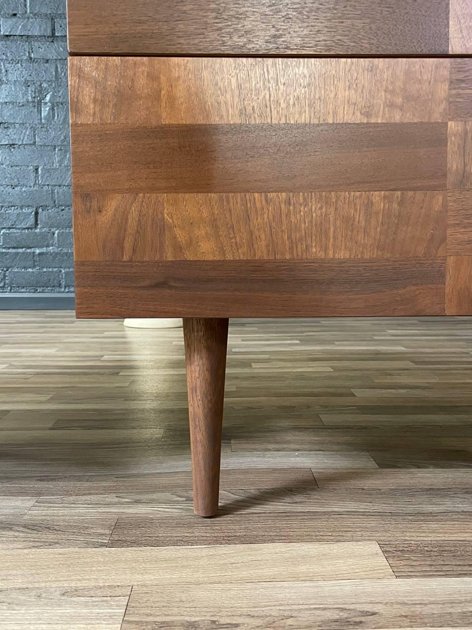 Newly Refinished - Pair of Mid-Century Modern Walnut Night Stands For Sale 4