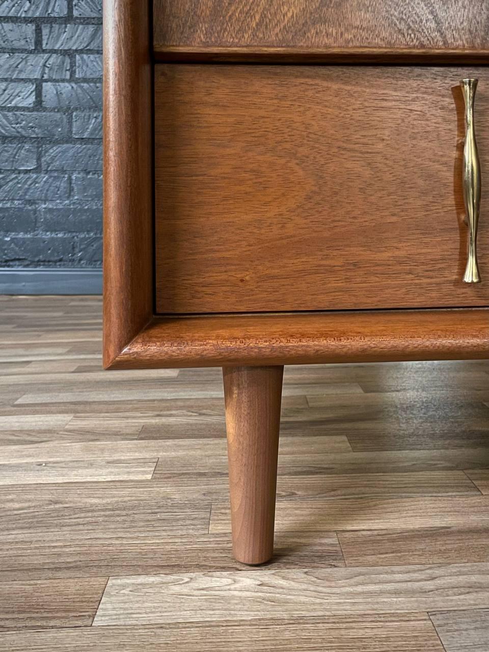 Newly Refinished - Pair of Mid-Century Modern Walnut Night Stands For Sale 3