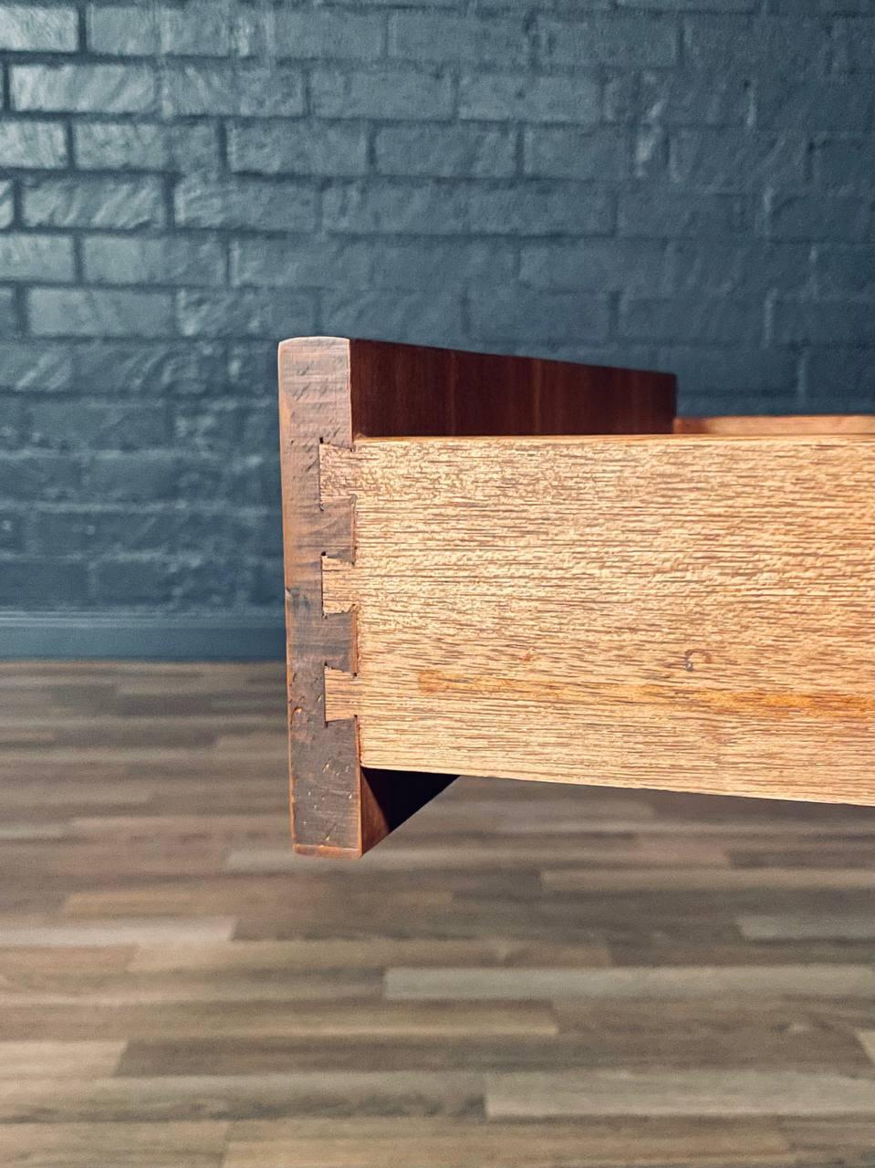 Récemment repeint - Paire de tables de nuit en noyer modernes du milieu du siècle avec bibliothèque en vente 3