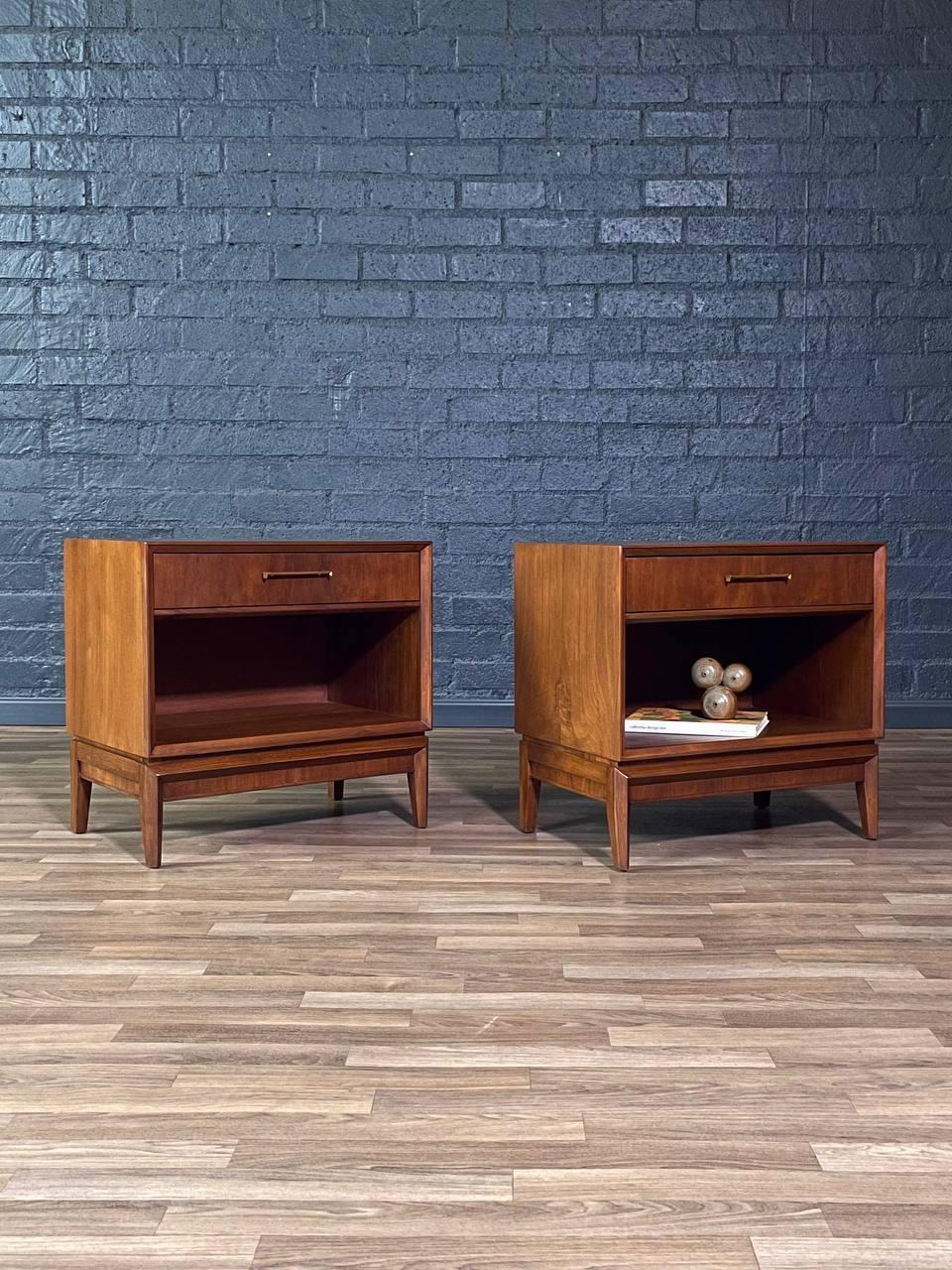 Condit : Refini par un expert
Avec plus de 15 ans d'expérience, notre atelier a suivi un processus de restauration minutieux, mettant en valeur notre passion et notre créativité pour les designs vintage qui peuvent s'intégrer de manière transparente