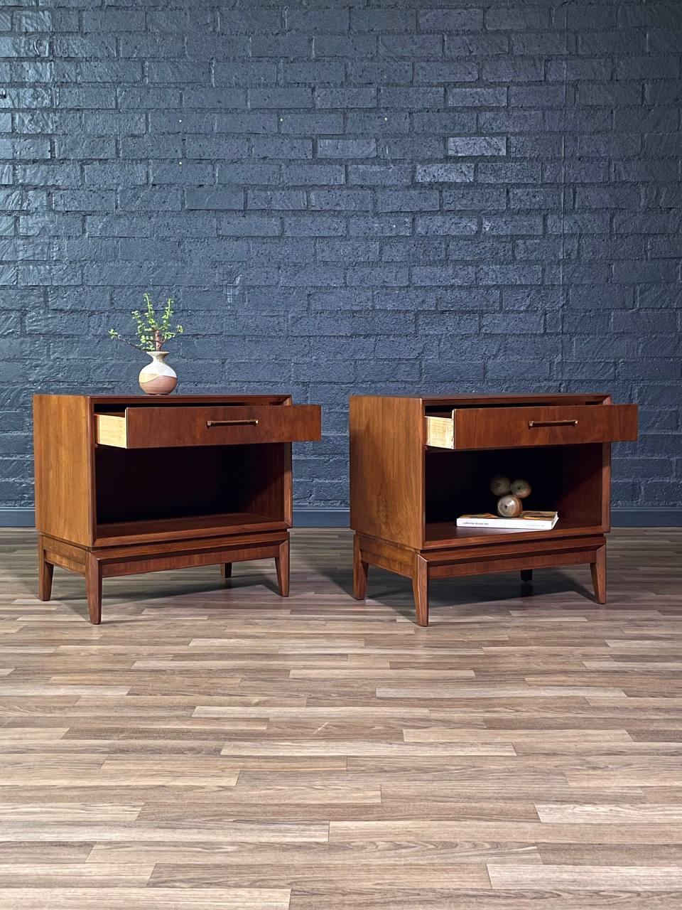 Mid-Century Modern Récemment repeint - Paire de tables de nuit en noyer modernes du milieu du siècle avec bibliothèque en vente