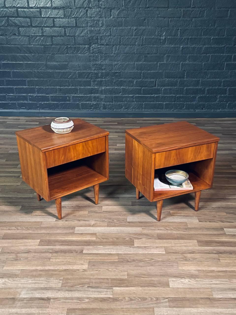 Mid-Century Modern Récemment repeint - Paire de tables de nuit en noyer modernes du milieu du siècle avec bibliothèque en vente