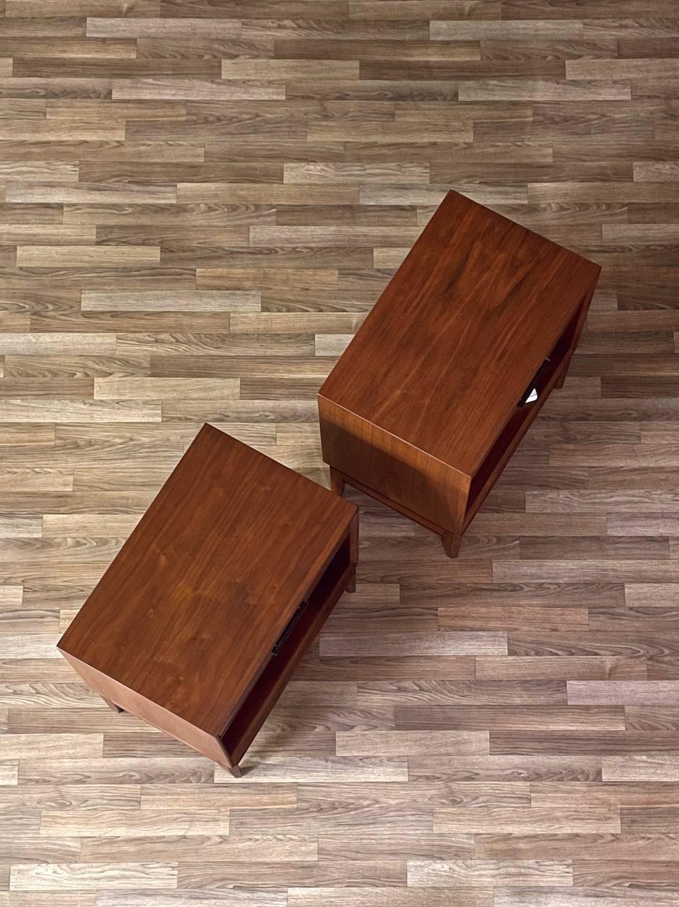 Récemment repeint - Paire de tables de nuit en noyer modernes du milieu du siècle avec bibliothèque Excellent état - En vente à Los Angeles, CA