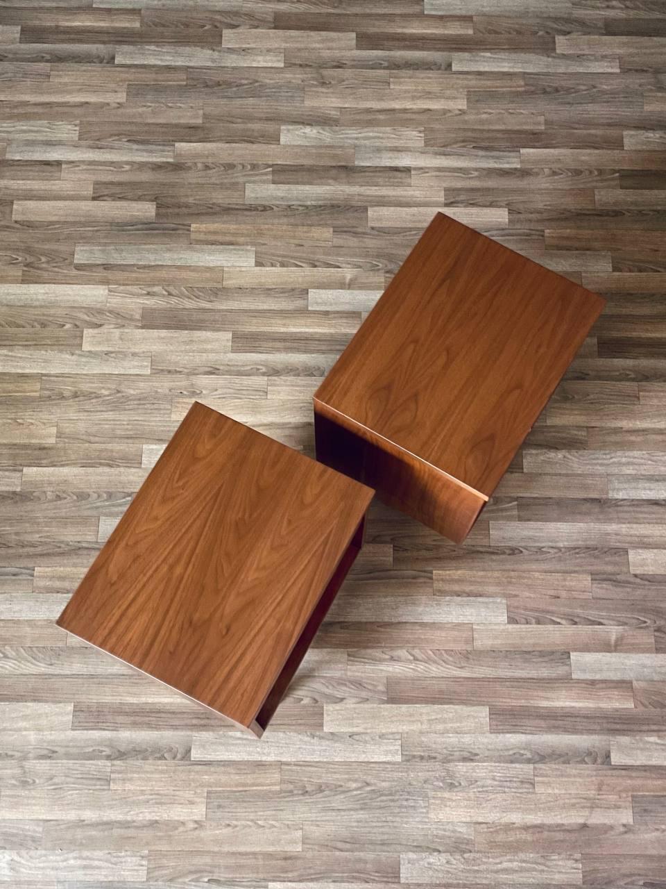 Milieu du XXe siècle Récemment repeint - Paire de tables de nuit en noyer modernes du milieu du siècle avec bibliothèque en vente