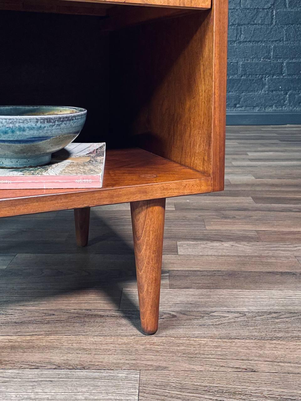 Récemment repeint - Paire de tables de nuit en noyer modernes du milieu du siècle avec bibliothèque en vente 2