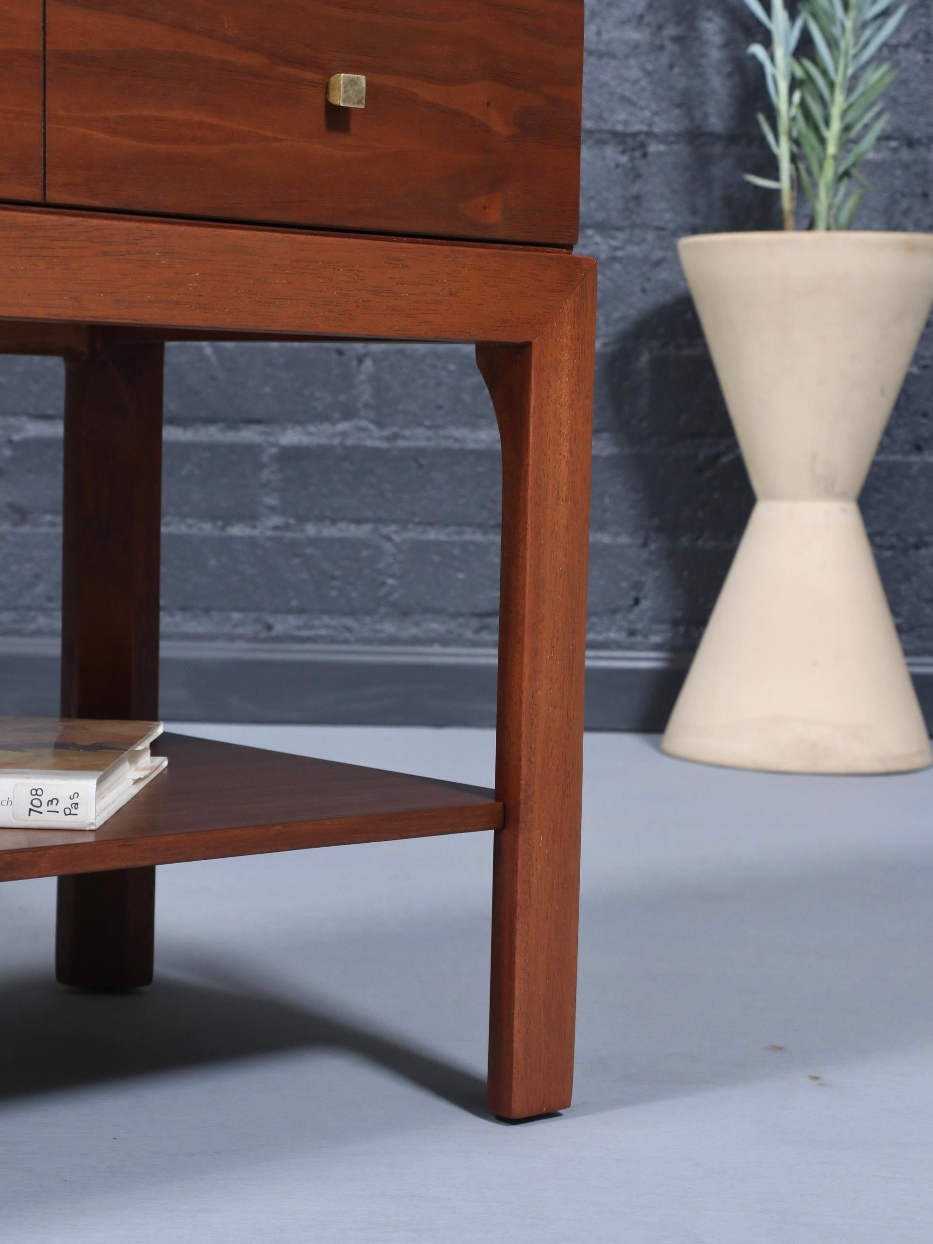 Newly Refinished - Pair of Mid-Century Modern Walnut Night Stands w/ Bookshelf en venta 5