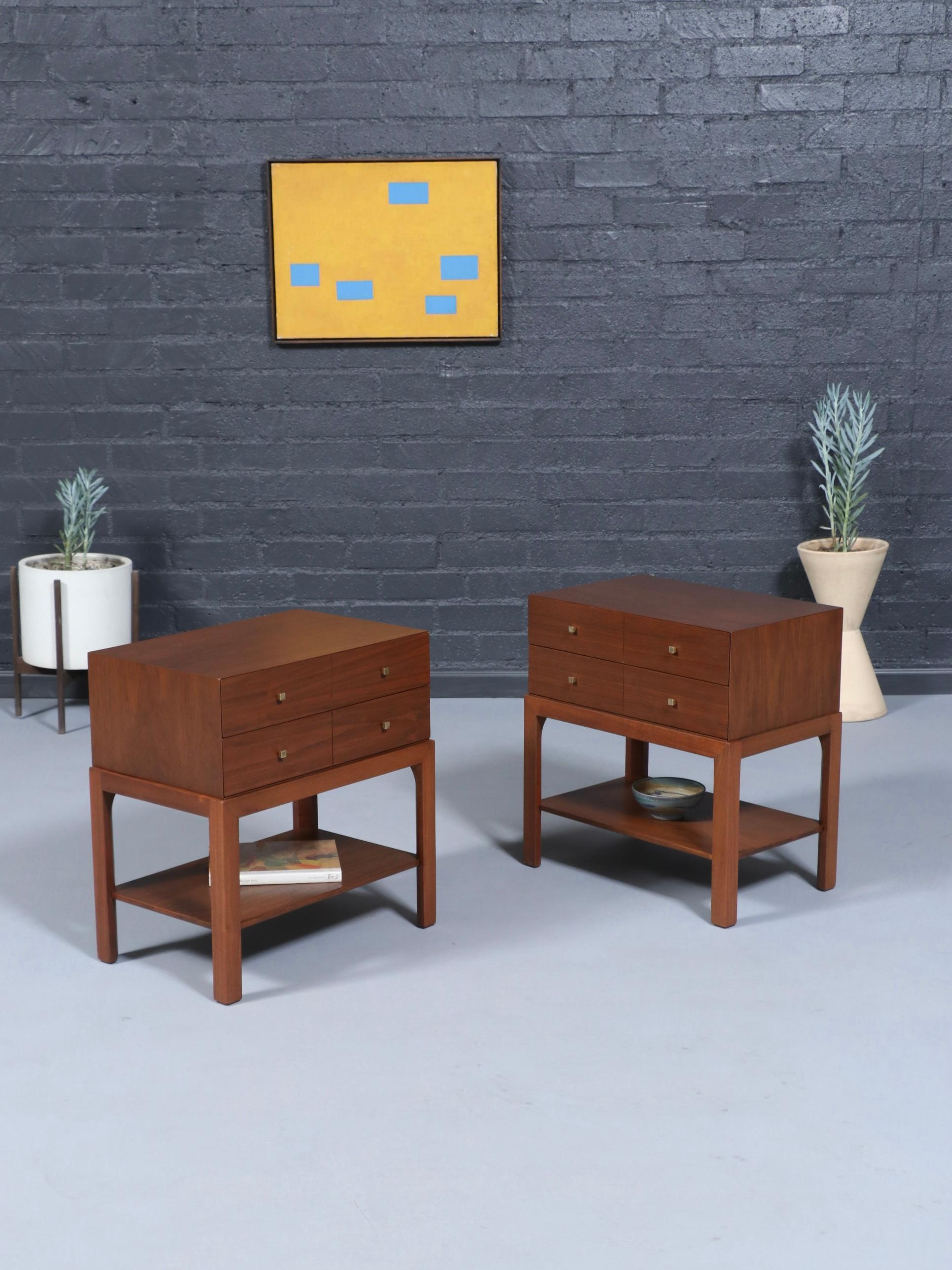 Newly Refinished - Pair of Mid-Century Modern Walnut Night Stands w/ Bookshelf en Excelente estado para la venta en Los Angeles, CA