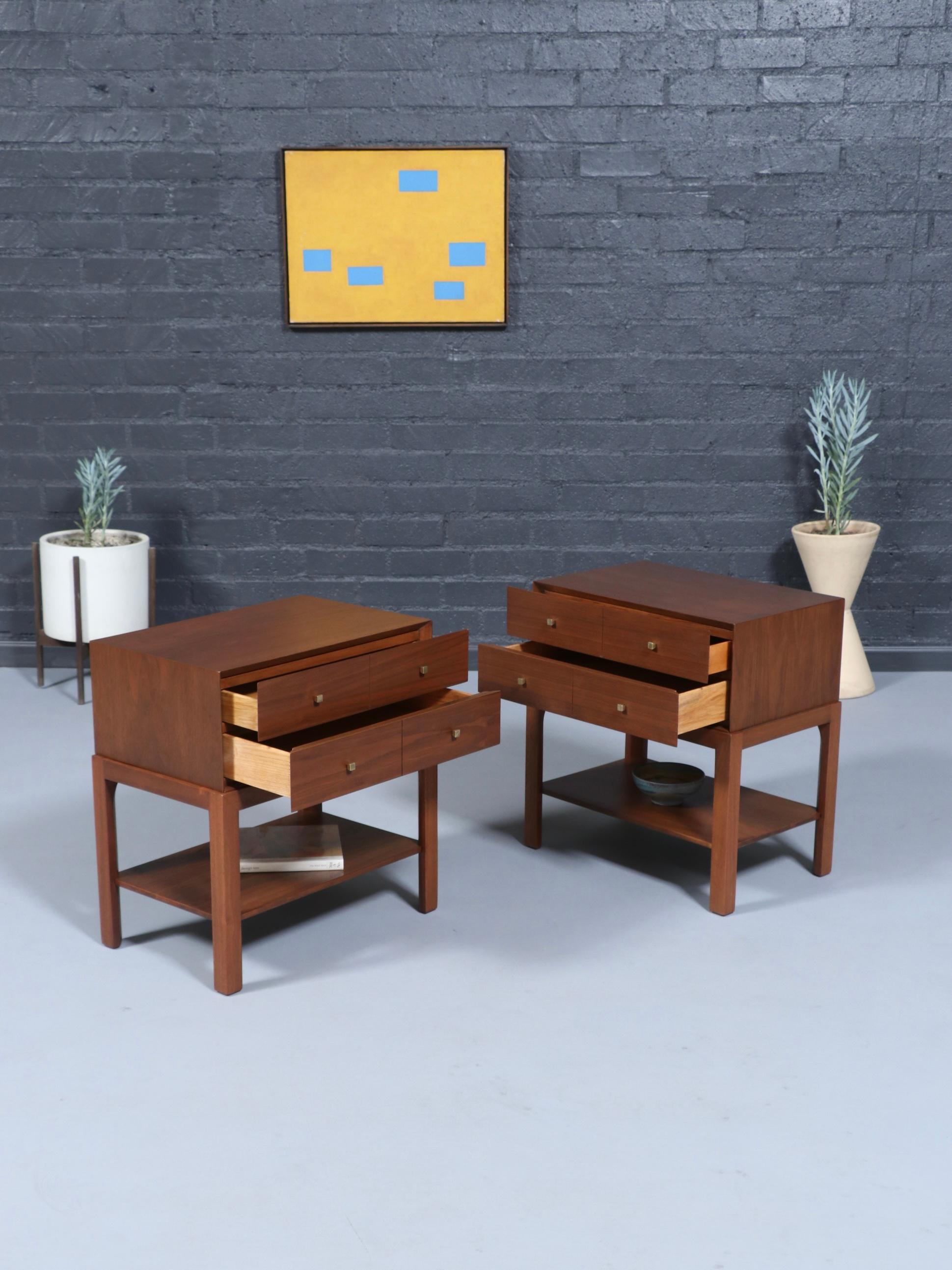 Newly Refinished - Pair of Mid-Century Modern Walnut Night Stands w/ Bookshelf mediados del siglo XX en venta