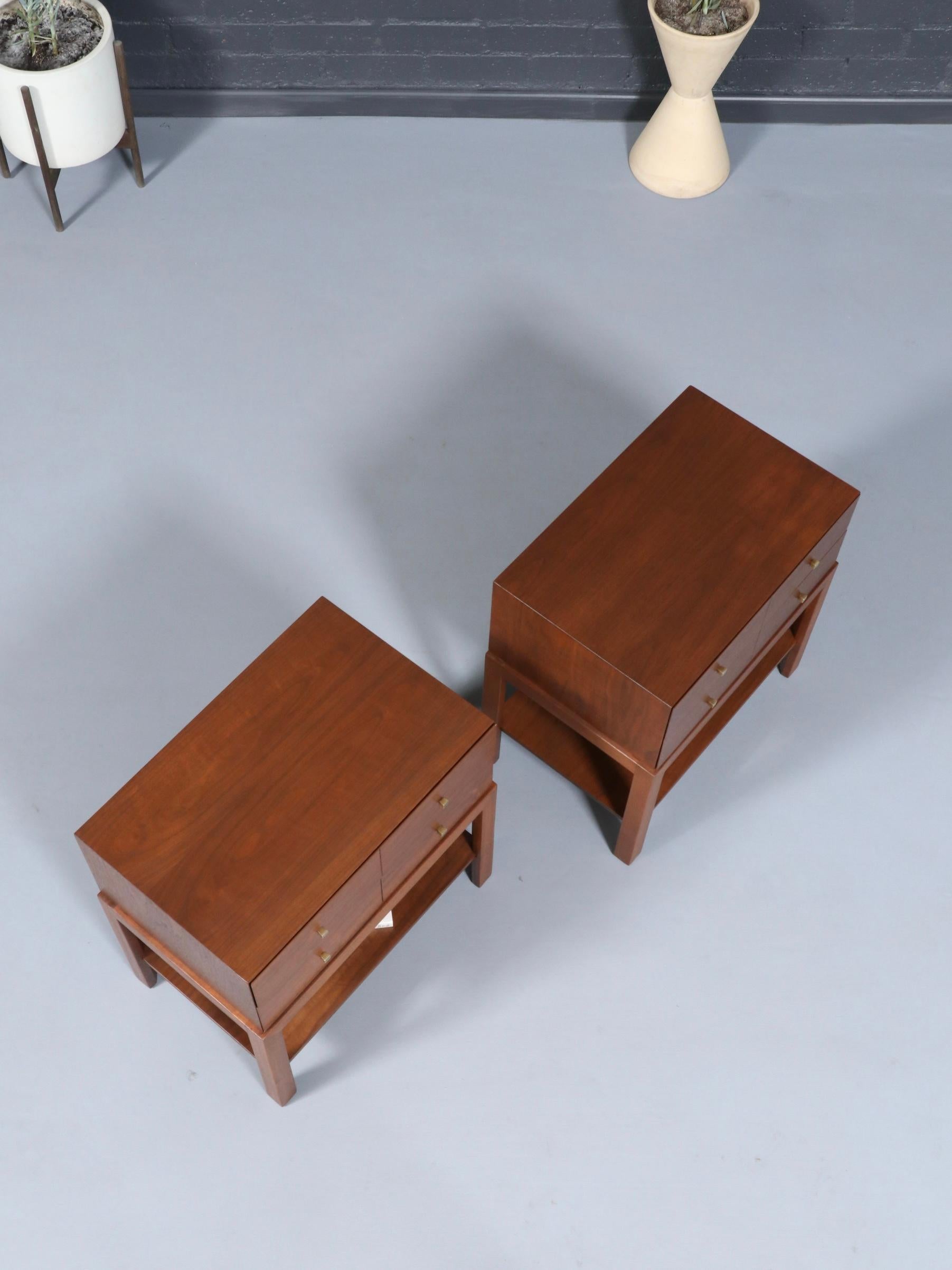 Newly Refinished - Pair of Mid-Century Modern Walnut Night Stands w/ Bookshelf Latón en venta